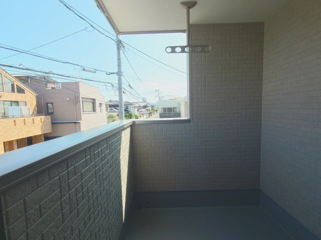 ◇高松市新北町オール電化住宅◇９月中のご契約で太陽光発電システムをプレゼント！のバルコニー|インナーバルコニー
雨の日でも洗濯物が干しやすく、急な雨でも濡れにくいインナーバルコニー付きのお家です。屋根付きなので時間帯を気にせず洗濯物を干すことができます。