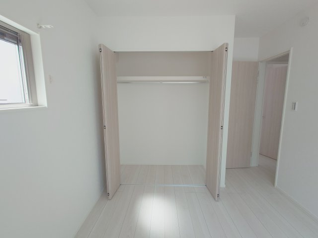 ◇高松市新北町オール電化住宅◇９月中のご契約で太陽光発電システムをプレゼント！の収納|２階洋室
寝具や旅行バッグなど大きなものも収納でき、お家をスッキリと片付けることが可能な大容量収納クローゼット付きです。