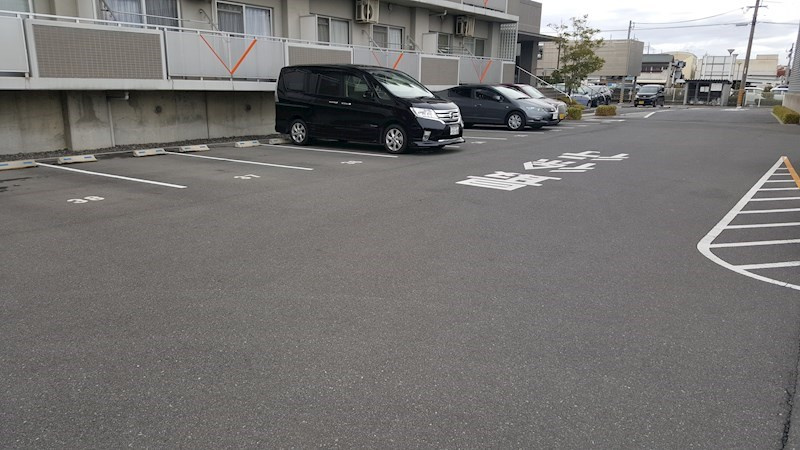 グランメゾン福成の駐車場