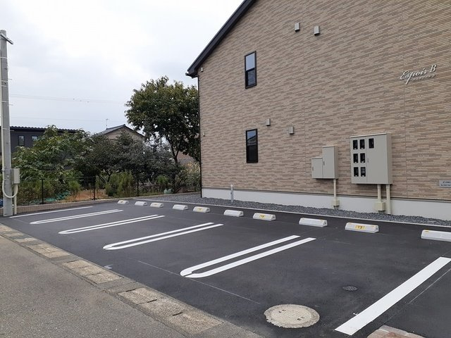 エスポワールＢの駐車場