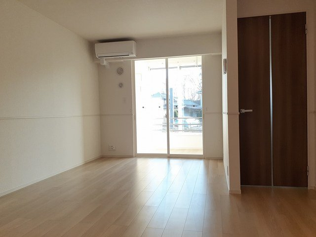 ミルレ　クラージュ　Ⅱの居間・リビング|こちらのリビングで趣味の時間をお楽しみください