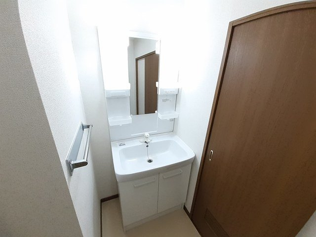 プレンティナカヤマの洗面所|明るい洗面所です
