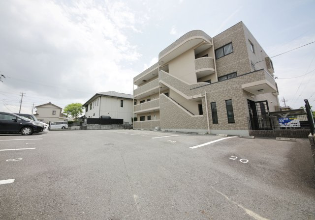 プリミエール井戸田の駐車場