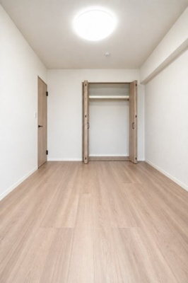 【洋室】 | 【上質リノベ】サーパス海老園 | 【洋室約5.3帖】
※写真は同一マンション内の別住戸の施工例です。本住戸も同様の仕様・レイアウトで施工予定ですが、色味や窓の配置など一部異なる場合があります。完成イメージとしてご覧ください。