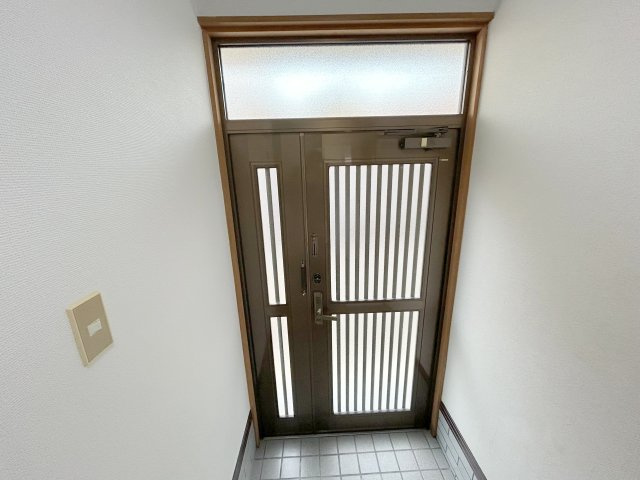 生駒市北新町4DK戸建の玄関
