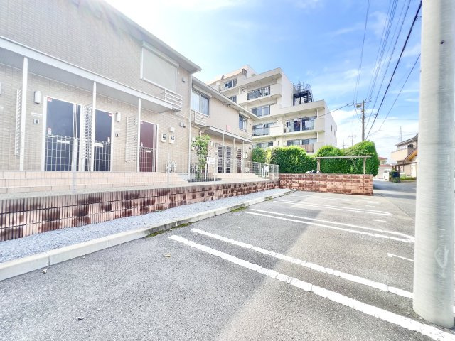 グレイスコートの駐車場|駐車場があるので、車を買う予定の方も安心です