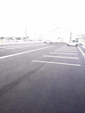 スピアージャ　アン　フィーメＢの駐車場