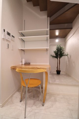 アサヒ花畑戸建の居間・リビング|こちらのリビングで趣味の時間をお楽しみください