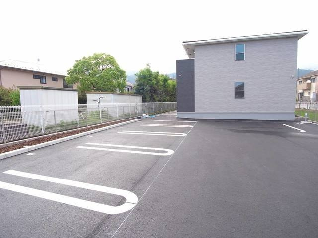 プリマヴェールの駐車場