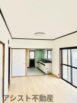 丸山町貸家の居間・リビング|おしゃれな居間です