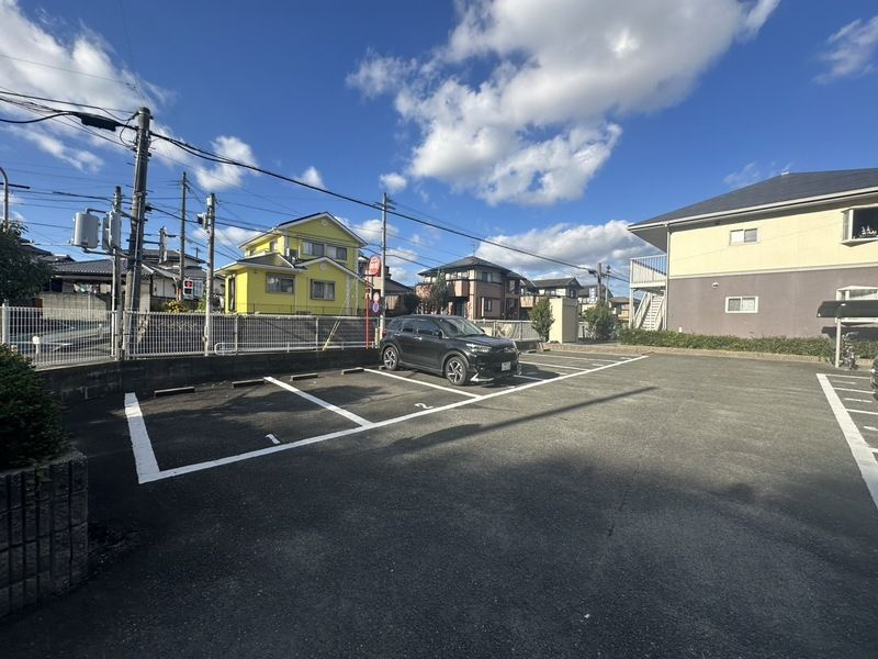 サンブライト月隈の駐車場