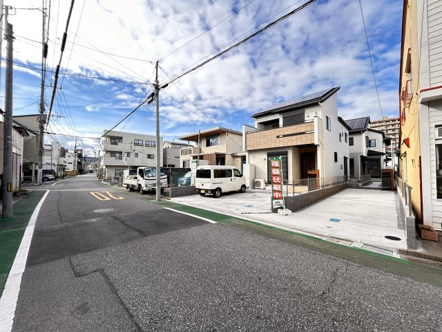 【ブルーミングガーデン】宇都宮市桜1丁目の前面道路含む現地写真|〇1号棟〇
広々6ｍの前面道路で、駐車もラクラク♪
車通りも穏やかで、子育て世代にも嬉しい安心の住環境です。
※2026年9月撮影