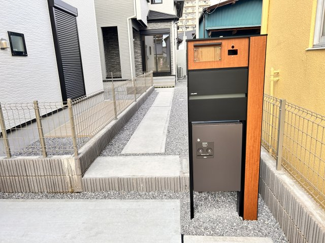 【ブルーミングガーデン】宇都宮市桜1丁目の玄関|〇1号棟〇
モニター付きインターホンで不審者の侵入や空き巣を抑止！
さらに宅配ボックスがあれば、対面せず荷物を受け取れるため、お子様の留守番時など防犯面で安心です♪
※2026年9月撮影