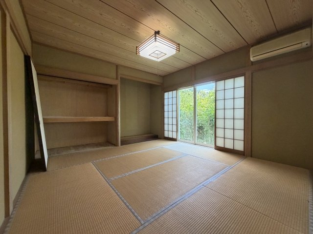 熱海市下多賀　街並みと海を眺めての和室
