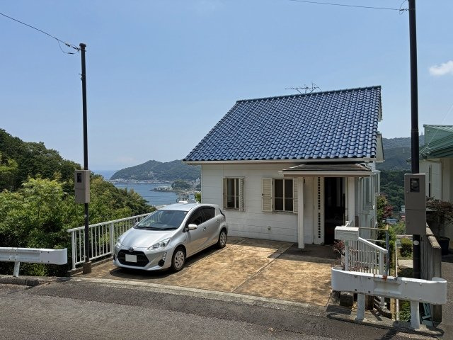 熱海市下多賀　街並みと海を眺めての外観