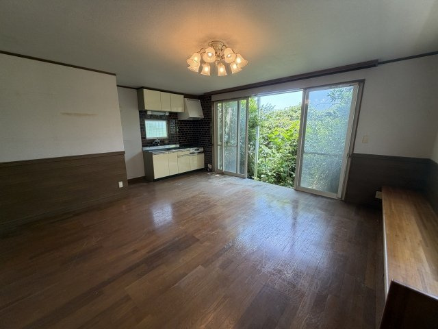 熱海市下多賀　街並みと海を眺めての居間・リビング|1階LDK