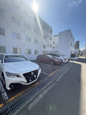 ライオンズマンション円山の駐車場