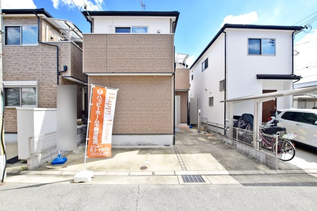 尼崎市道意町4丁目中古戸建│4LDK+駐車2台可（制限有）の外観|ブラウン基調の落ち着きある外観。駐車スペースは2台分を確保（車種による）。前面道路は約6ｍと幅があり、車の出入りもしやすい立地。2026年11月にはリフォーム完成予定で、新生活を始められる住まいです。