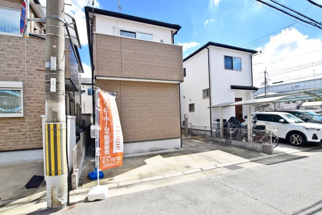 尼崎市道意町4丁目中古戸建│4LDK+駐車2台可（制限有）の外観|ブラウンの外壁が印象的な2階建て住宅。建物の前には駐車スペースを確保し、2台駐車可能です（制限有）外観から敷地の配置まで確認しやすい一枚。阪神「尼崎センタープール前」駅徒歩3分の立地もポイントです。