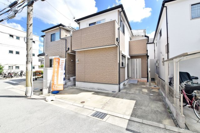 尼崎市道意町4丁目中古戸建│4LDK+駐車2台可（制限有）の外観|阪神「尼崎センタープール前」駅徒歩3分。前面道路は約6ｍあり、車でのお出かけもしやすい立地です。建物前には駐車スペースを確保し、玄関までの動線もすっきり。駅近と車のある暮らしを両立しやすい住まいです。