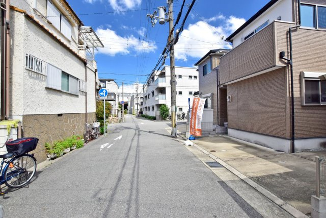 尼崎市道意町4丁目中古戸建│4LDK+駐車2台可（制限有）の前面道路含む現地写真|前面道路は西側6.0ｍ公道です。