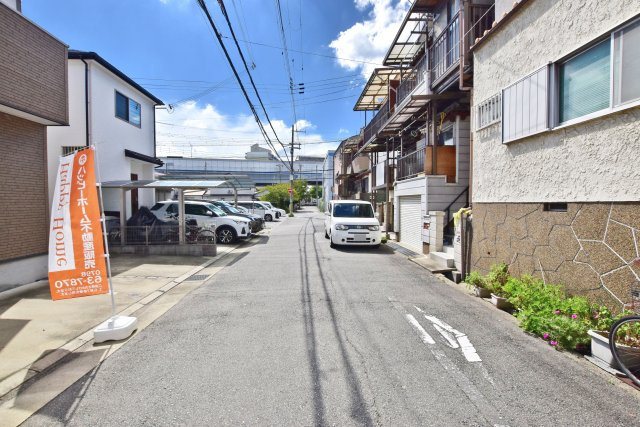 尼崎市道意町4丁目中古戸建│4LDK+駐車2台可（制限有）の前面道路含む現地写真|前面道路は西側6.0ｍ公道です。