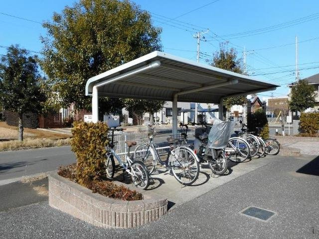 プルミエール・クラスⅢＡのその他共用部分|屋根付きの駐輪場があります。
