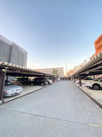 メゾン甲子園　南棟の駐車場