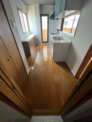 西宮市甲風園１丁目のアパートのキッチン