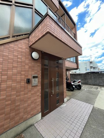 西宮市甲風園１丁目のアパートのエントランス