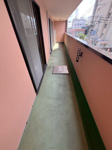 西宮市甲風園１丁目のアパートのバルコニー