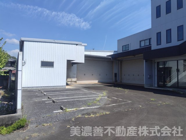 ６４９１６　本巣市文殊工場の駐車場