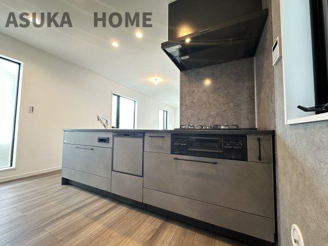 栄区本郷台3丁目戸建のキッチン|広々とした作業台はお料理の手際が良くなり自分時間も確保できますね。食洗器付きで片付け効率◎