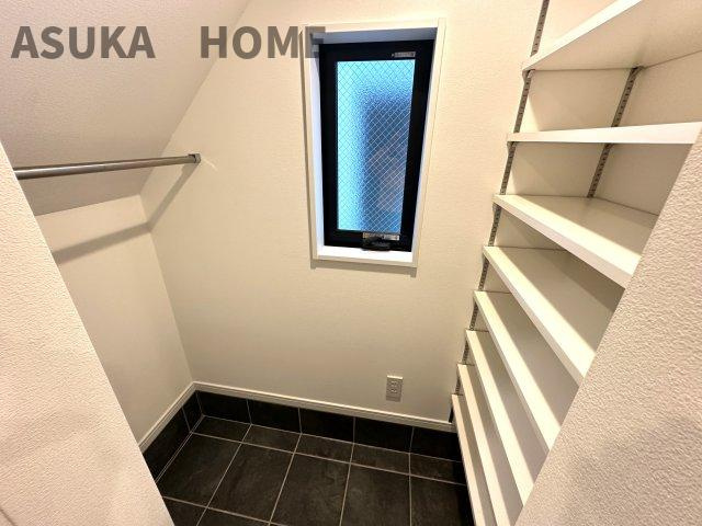 栄区本郷台3丁目戸建の玄関|シューズインクローゼットはレインコートがかけられるパイプハンガー付き！窓付きで換気も◎