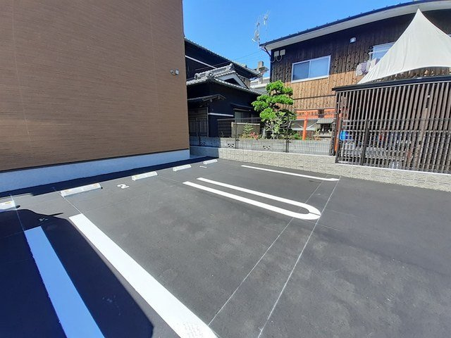 フローリッシュ・メゾン　中野田の駐車場