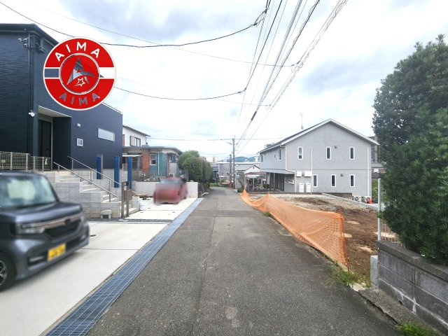 筑紫野市針摺北第3-1棟（1号棟）の前面道路含む現地写真|前面道路は閑静な住宅地をはしる車通りの少ない道路。お車の出し入れが苦手なママや小さなお子様にも安心ですね。しっかり舗装もされているので、ベビーカーや自転車で通っても快適に通行できます。