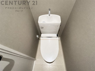 （画像加工で家具等を消す処理を施しています）
清潔感のあるトイレ空間。温水洗浄便座を備え、毎日快適にお使いいただけます。