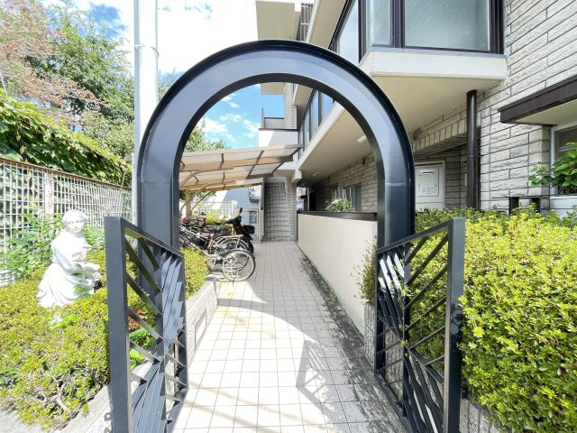 池田市畑４丁目の賃貸マンションのエントランス