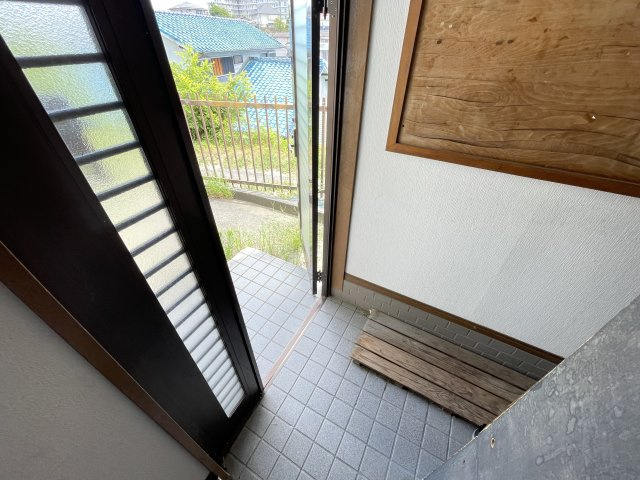 カレッジハウスニシガミの玄関