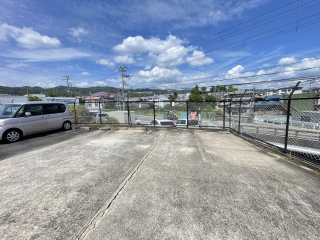箕面市粟生間谷東１丁目の賃貸マンションの駐車場