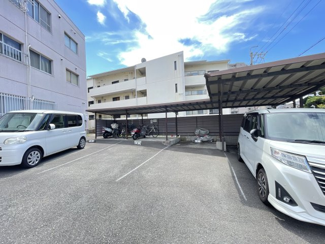 ディアスコヤマの駐車場