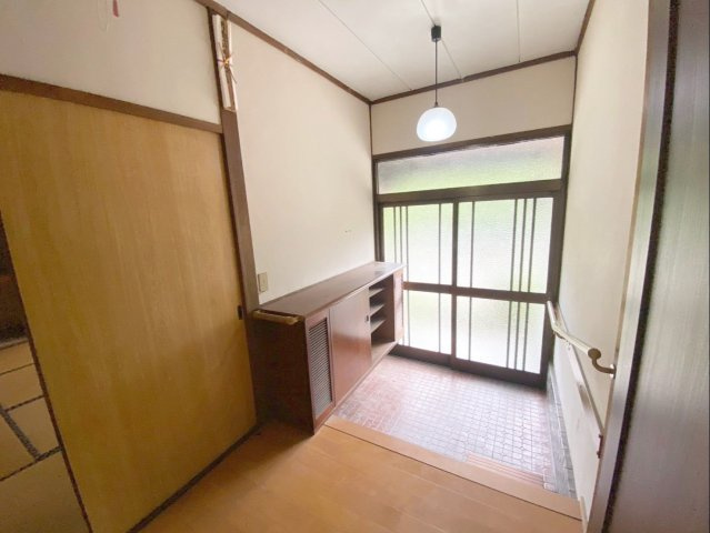 糟屋郡篠栗町大字篠栗 中古戸建の玄関|外の視線を遮りつつ自然光を取り込む明るい玄関です！