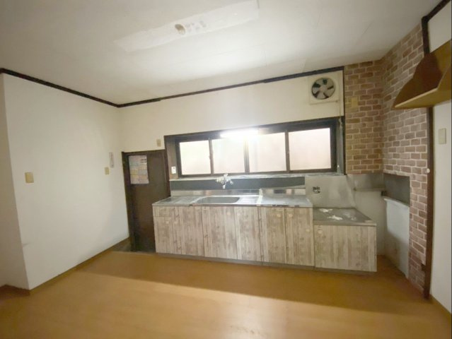 糟屋郡篠栗町大字篠栗 中古戸建のキッチン|採光がとれた明るいキッチン！ゴミ捨てなどに便利な勝手口付き！