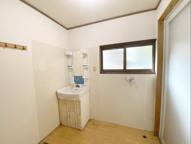糟屋郡篠栗町大字篠栗 中古戸建の独立洗面台|窓付きで明るい洗面脱衣所です！