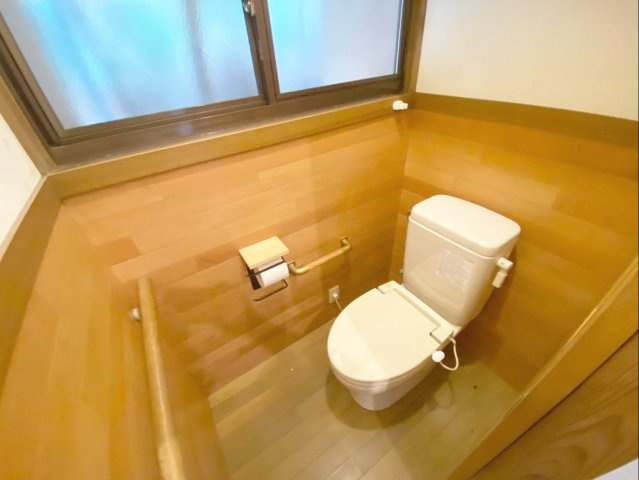 糟屋郡篠栗町大字篠栗 中古戸建のトイレ|バリアフリーに配慮された、手すり付きのトイレです！