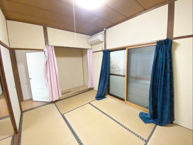 糟屋郡篠栗町大字篠栗 中古戸建の和室|使い勝手の良い板の間がある6帖の和室です！