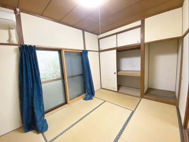 糟屋郡篠栗町大字篠栗 中古戸建の和室|6帖の和室には仏間もあります！