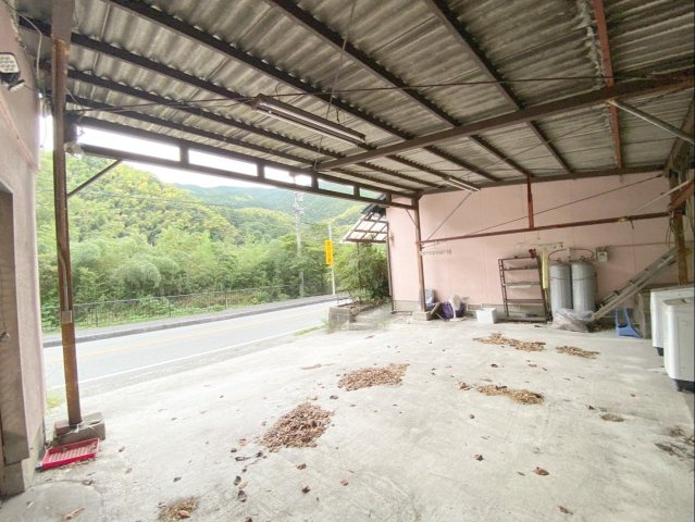 糟屋郡篠栗町大字篠栗 中古戸建の駐車場|雨の日の乗り降りや荷物の積み下ろしにも便利な屋根付き！
