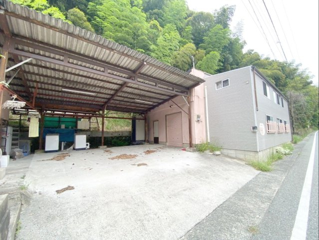 糟屋郡篠栗町大字篠栗 中古戸建の駐車場|車だけでなく、物置や作業スペースとしても活用しやすいですね！