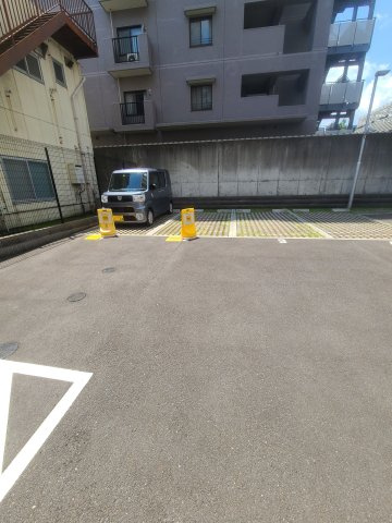 ジニア深川住吉の駐車場